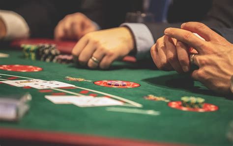 Play Your Cards Right: Dos and Don’ts of Casino Etiquette - Comped Travel