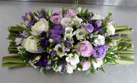 Centre de table violet, lavande et blanc | Centre de table mariage, Table mariage blanche, Table ...