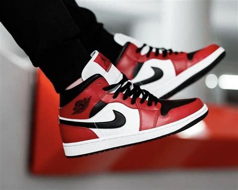 Air Jordan 1 Mid Chicago Black Toe, Men's Fashion, Footwear, Sneakers ...