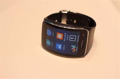 Gear S Smartwatch - BlogTechTips