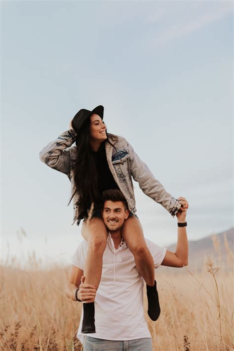 Cute Couple Pose | Couple posing, Cute couple poses, Couples intimate