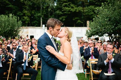 The kiss with the crowd! Outdoor Wedding Photography, Creative Wedding Photography, Wedding ...