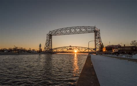 Duluth's Aerial Lift Bridge is stuck due to weight of ice after weekend ...