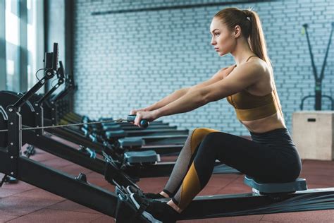 Full-body workout: how to use a rowing machine at the gym