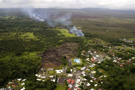 Lava from Hawaiian volcano crosses over onto residential property | Daily Mail Online