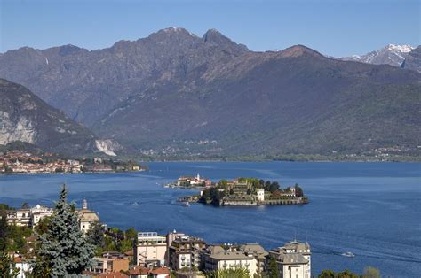 Stresa, Lake Maggiore: book a guided tour or visit the Islands!