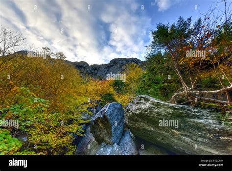 Peak fall foliage in Smugglers Notch, Vermont Stock Photo - Alamy