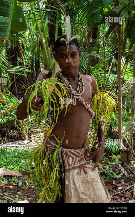 Traditional dress papua new guinea hi-res stock photography and images ...