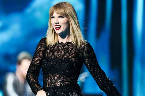 Taylor Swift Wows Pre-Super Bowl Crowd With Two Live Debuts | Billboard ...