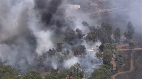 Shire of Mundaring fire: Two firefighters hurt in bushfire as Wooroloo residents urged to leave ...