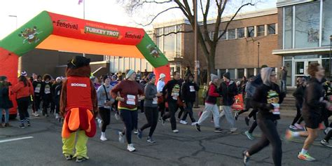 Thousands participate in Festival Foods Turkey Trot