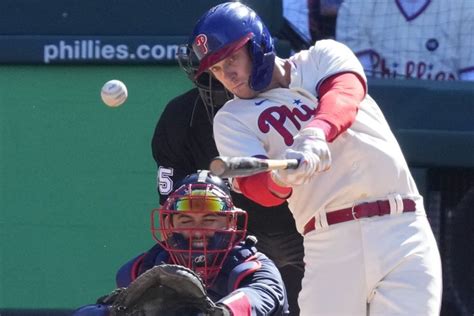 Phillies 1B Rhys Hoskins sustains knee injury - UPI.com