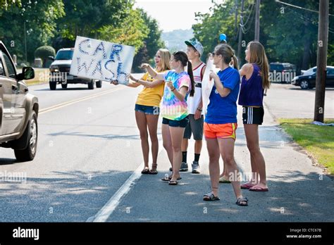 Young girls community car wash hi-res stock photography and images - Alamy