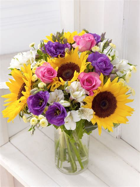 Vibrant Sunflower Hand-tied | Arreglos florales creativos, Bellos arreglos florales, Arreglos ...