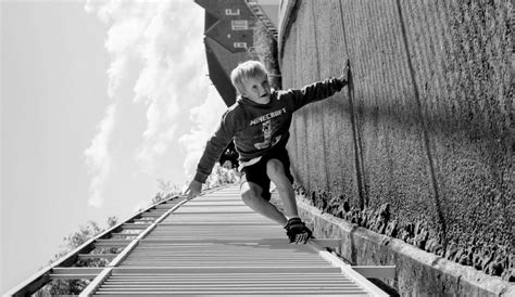 Easy-Steps-For-Creating-Forced-Perspective-Photography - Fotovalley ...