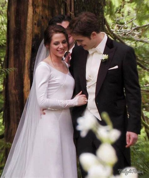 Kristen Stewart and Robert Pattinson from "Twilight" | Twilight wedding, Twilight