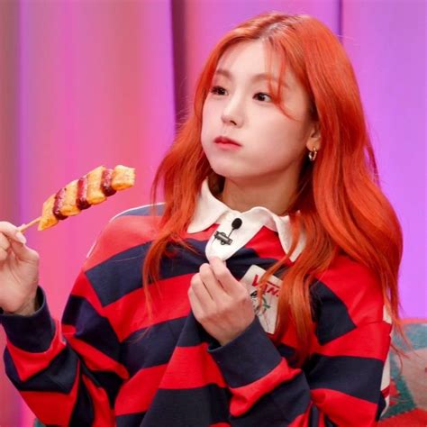 yeji itzy lq icon cute red hair 빈틈있지 eating in 2021 | Itzy, Kpop girls, I love girls