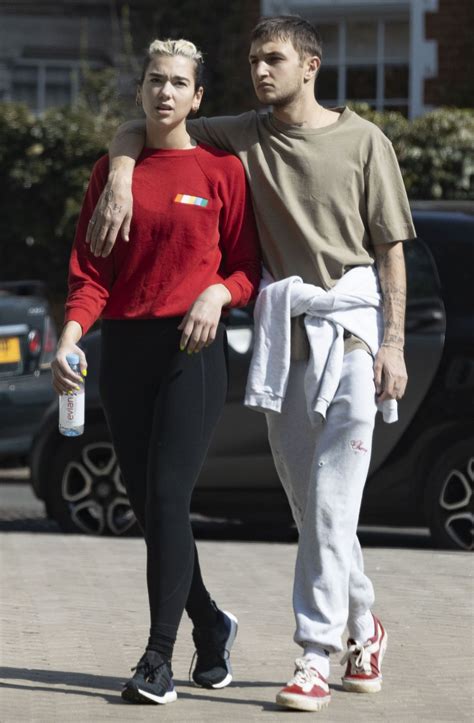 Dua Lipa With Her Boyfriend Anwar Hadid - Romantic Stroll in London 04/09/2020 • CelebMafia