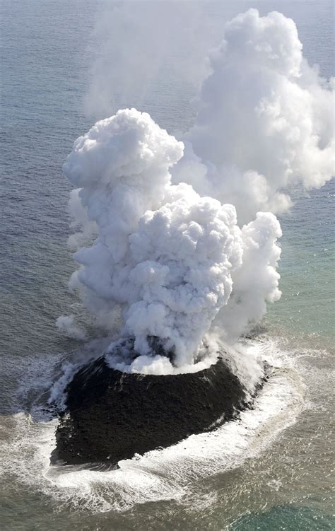 Le foto della nuova isola in Giappone - Il Post