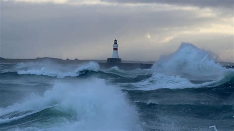 Storm Pia: Christmas travel chaos warning as 80mph winds set to batter ...