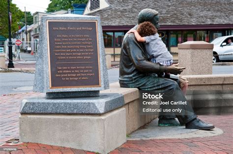 The Kunta Kintealex Haley Memorial Stock Photo - Download Image Now - Alex Haley, Annapolis ...