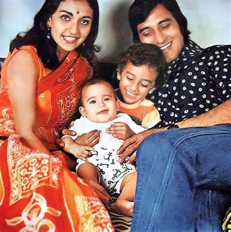 Vinod Khanna's Photo With His First Wife Geetanjali And Their Kids ...