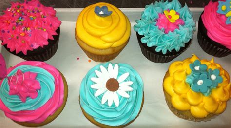 Lola Pearl Bake Shoppe: Spotted: Cupcakes with teal and pink frosting!