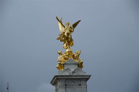 Victoria Memorial - London, United Kingdom | CityDays