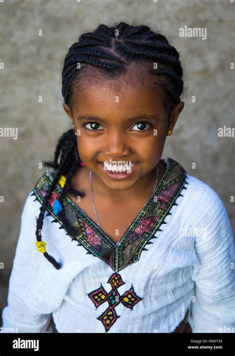 Portrait of an ethiopian child girl in traditional clothing, Afar ...