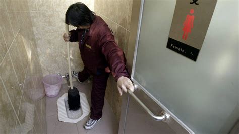 China students pay for 'excessive' toilet flushing - BBC News