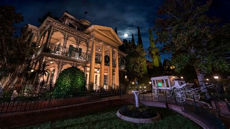 Family Shuts Down Haunted Mansion at Disney Park • DisneyTips.com