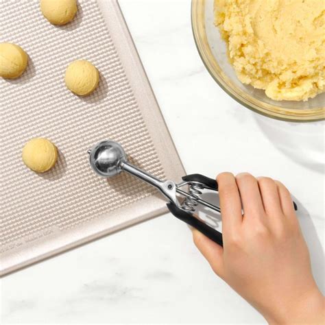 OXO Small Cookie Scoop (1 Tablespoon) – The Cook's Nook