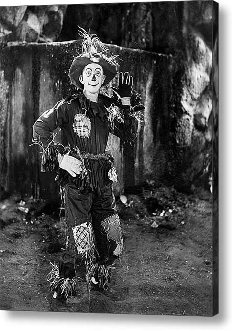 Larry Semon as The Scarecrow in The Wizard of Oz (1925) | Silent movie ...