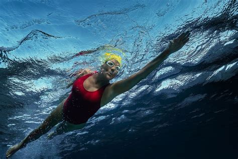 "Nyad" star Annette Bening brought "sharp edges" to courageous swimmer ...