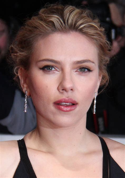 File:Goldene Kamera 2012 - Scarlett Johansson 3 (cropped).JPG - Wikimedia Commons