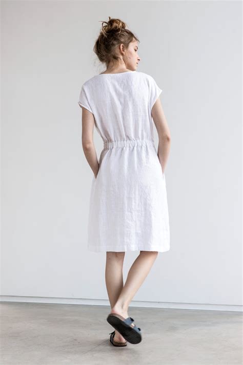 Basic linen dress with elastic waistband in white / Washed