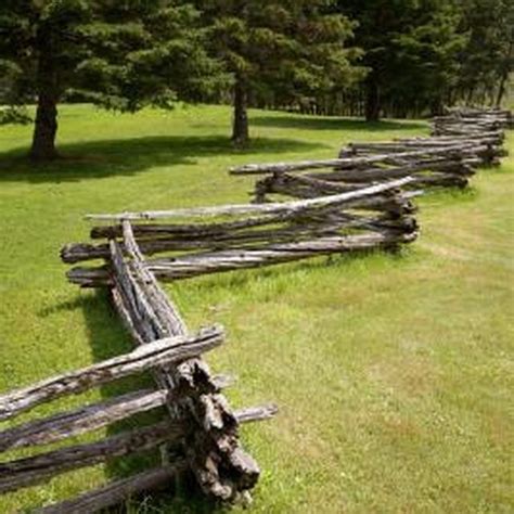 Old Fashioned Fence Types | Rustic fence, Building a fence, Wood fence