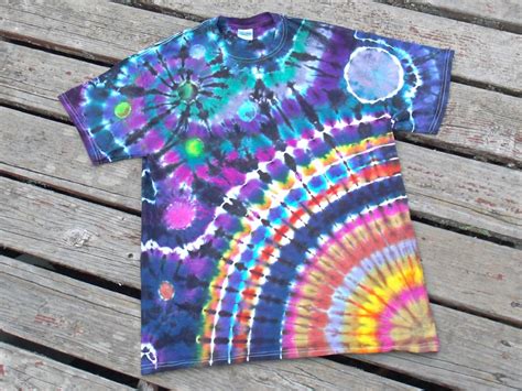 For all of you who love to tie dye, here’s a really cool pattern you can do that’s different ...