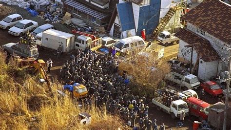 Aum Shinrikyo: Images from the 1995 Tokyo Sarin attack - BBC News