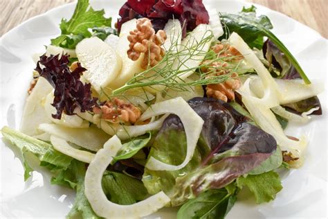 Insalata mista, finocchio, pera e noci (salad of mixed lettuce, fennel, pear and walnuts ...