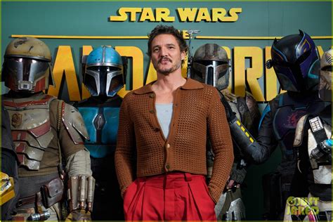 Pedro Pascal Hangs With Many Mandalorians at 'The Mandalorian' Season 3 ...