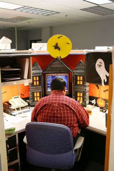 25 Halloween Office Decorating Ideas - Decoration Dwelling | Halloween cubicle, Office halloween ...