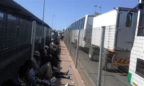 Thousands wait for hours at understaffed Beitbridge border | GroundUp