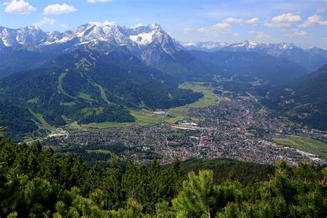 Blick über Garmisch Partenkirchen mit der Zugspitze im Hintergrund fotografiert vom Gipfel des ...