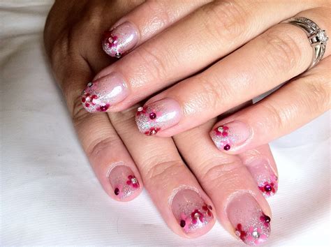 Brush up and Polish up!: CND Shellac Nail Art - Beau Glitter Fade & Diamanté Flowers
