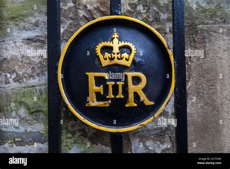 Queen Elizabeth II symbol on a gate at the Tower of London Stock Photo - Alamy