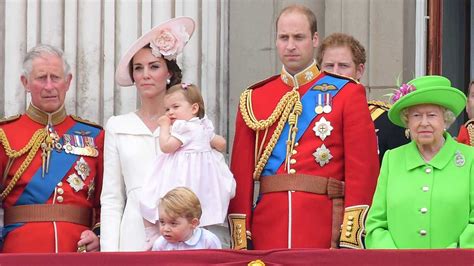 14 Signs the Royal Family Might Be Facing a Financial Crisis | CafeMom.com