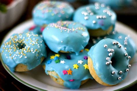 Baked Donuts with Blue Glaze icing | Frosting recipes, Blue frosting, Blue desserts