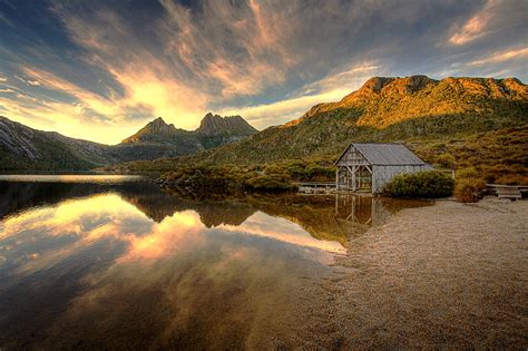 Dove Lake: A Tranquil Corrie Lake at Cradle Mountain, Tasmania