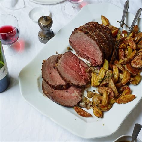 Sirloin spoon roast with gravy and thyme potatoes | Recipes | WW USA